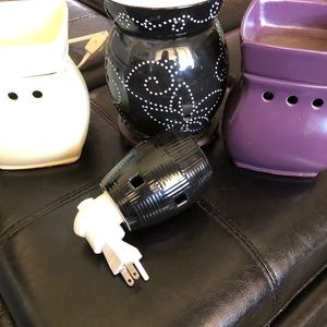 3 Scentsy warmers & 1 plug-in scentsy warmer